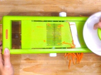 step5: 洋蔥、甘筍去皮去頭尾之後切絲