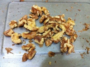 step4: 核桃預熱烤箱180度烤3分鐘，取出待用。