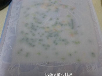 step4: 返扣於擦上油的平面板上，輕輕撕去腸粉布，可用切面刀幫助。