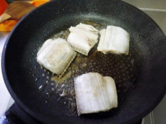 step3: 魚表面抹上少許的鹽、米酒。熱鍋熱油下少許的鹽~放入魚，先不要急著翻面，等到煎至金黃再翻面