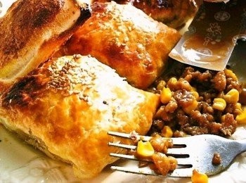 step11: 輕輕鬆鬆就作好起司蘋果咖哩包，因為急著趁熱吃~太忘我了!所以忘了拍下起司流下的畫面(殘念)