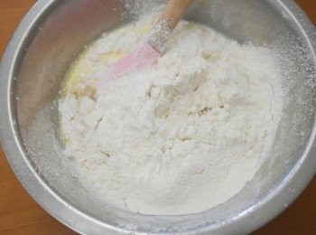 step2: 接著倒入麵粉.鹽和香草精~~