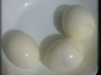 step3: 3.將三文魚用叉整碎，待涼備用。