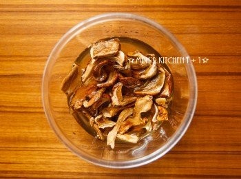 step1: 先將牛肝菌泡水備用。