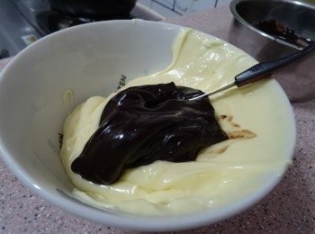 step5: 將2／3碗忌廉糊盛起， 加入朱古力醬混合入唧袋備用