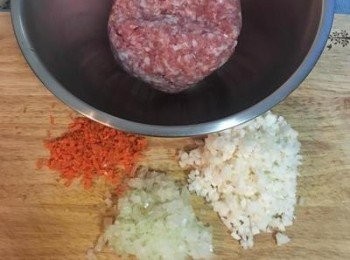 step1: 紅蘿蔔和洋蔥切細末、荸薺切丁。 乾蝦米和香菇洗淨後用冷水泡軟。