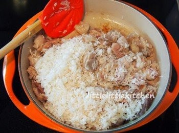 step2: 加入洗淨的白米，炒勻