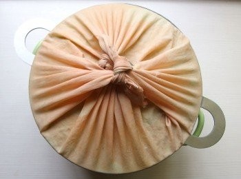 step12: 鍋中放入冷水,將蒸籠放在鍋上,鍋蓋用一條麵糰用的濕布綁好(這樣可防止水蒸氣直接滴在麵糰上),熱水沸騰後算起,以中大火蒸約15分鐘,完成後熄火,先將鍋蓋稍微掀開一小縫,待3分鐘後再完全打開鍋蓋,這樣饅頭才不會熱漲冷縮造成外皮皺皮現象。