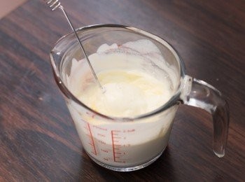 step12: <span class="group_3">批面</span>淡忌廉 85 毫升加入砂糖 1 1/3 湯匙打發至 5 – 6 成企身備用