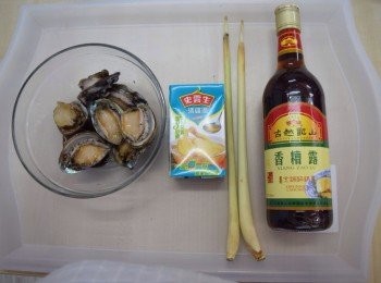 step1: 鮑魚刷淨用沸水煮熟去殼及內臟