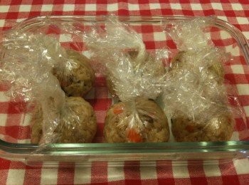 step15: 將捏好的小丸子放入保鮮盒，置入冰箱冷藏（目的是增加小丸子的黏性，較好煎）。