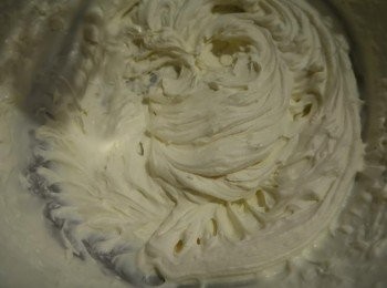 step6: 將沒取出的鮮奶油持續打發，打到接近乾性發泡，可以塑形、裝飾的階段，即可放入擠花袋備用。