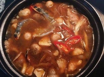 step4: 煮滾後放入糖，再放鮮蝦和小蕃茄續煮。