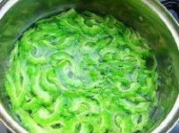 step3: 鍋內做水，水開後放入一小勺鹽和少許油。下入苦瓜絲焯燙約15秒