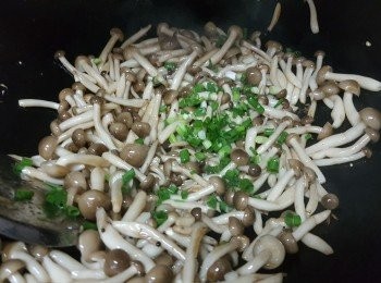step7: 最後倒入蔥花炒至乾身即可
