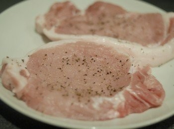 step3: 在豬排兩面灑上鹽及黑胡椒粉調味