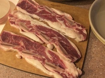 step2: 急凍牛仔骨先解凍，沖洗後瀝乾再用廚房紙印乾水份