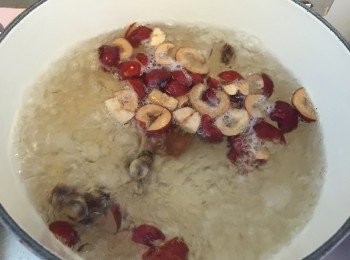 step2: 水滾後將全部材料放入煲內，大火煲10分鐘，然後轉細火繼續煲20分鐘即可飲用