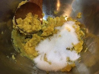 step1: 先將蕃薯洗淨去皮，切成細塊放上平碟，用鑊煲滾水後以大火隔水蒸約15分鐘，取出用叉或者羹壓成薯蓉，跟住加入砂糖撈勻