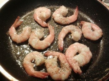 step2: 將鮮蝦灑上少許鹽及胡椒粉煎至金黃色備用