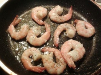 step2: 將鮮蝦灑上少許鹽及胡椒粉煎至金黃色備用