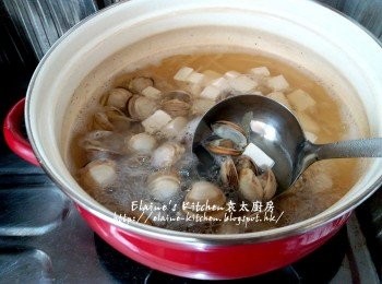 step12: 將白蜆加入昆布清湯內用中火煮至開口