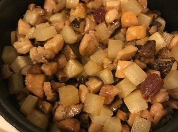 step4: 用木魚湯來煮飯，待電飯煲顯示煮飯時間剩餘10分鐘，將所有配料放在飯面上. 

準備大約5湯匙日本醬油，少許麻油，1茶匙糖，預熱. 

待飯熟后，淋上醬油調味。再焗5分鐘。完成了。