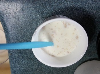 step2: 先將酵母半茶匙,牛奶30g,砂糖8g拌勻