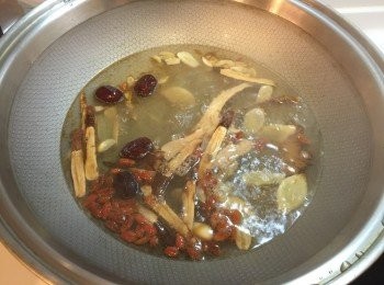 step4: 加入水、中藥材、一大匙花雕酒煮至滾
