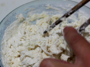 step3: 把水加至中筋面粉中, 先以筷子先攪和一會, 至水份都被吸收後, 再用手以上翻往下壓的方式弄成面團。簡單弄, 不需揉至三光, 成面團狀即可。