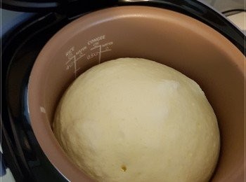step4: 把裁好焗爐紙放入電飯煲內、倒入麵糊,按上(開始)製,任電飯煲至自煮模式至跳製,通常一般都不會一次全熟完成,
請「再按多一次」 時間因每個電飯煲而有所不同,
用竹籤穿入沒有麵糊沾上便已完成。