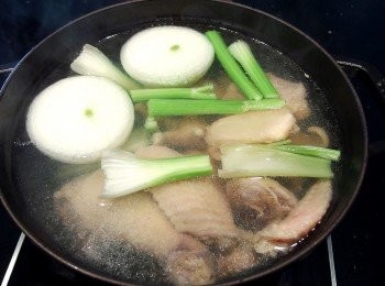 step4: 將雞腿及根莖類蔬菜放入湯鍋裡, 注入適量的水(超過<span class="group_1">食材</span>高度約5公分即可)。