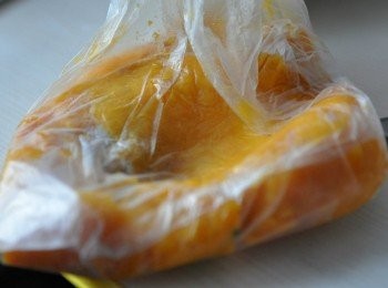 step4: 一樣的地瓜也是~取一個塑膠袋均勻壓碎