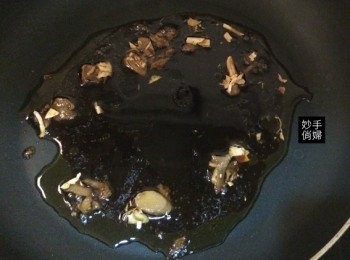 step3: 起鍋加油後放入薑片,炒出香氣後倒入醬汁,