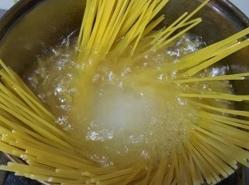 step2: 煲熱一鍋水加入鹽和油，放入意粉，根據包裝指示既烹調時間扣減1分鐘煮意粉，即包裝寫8分鐘，你就煮7分鐘,澀乾水份備用