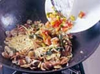 step3: 起鍋前再加入番茄丁翻炒，即可盛盤。