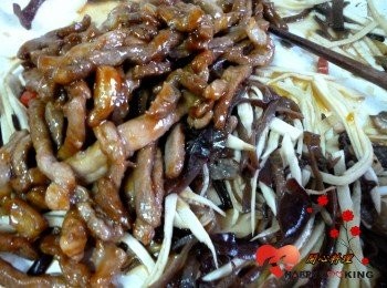 step5: 加肉絲和<span class="group_3">調味</span>拌勻後放韭菜花