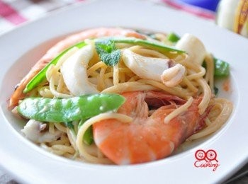 step6: 喜歡什麼料就加什麼料，今天就來盤海鮮義大利麵吧!