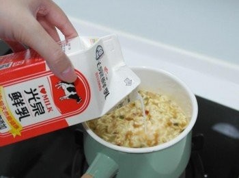 step5: 倒入適量的光泉鮮乳~濃郁味道的來源喔:)