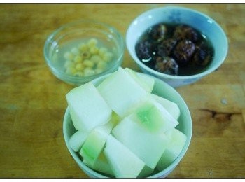 step1: 1.冬瓜削皮,保留點綠色部分(皮下組織很營養),切小塊備用!
2.蓮子提前泡冷水1小時.
3.乾香菇也提前泡水(新鮮香菇不用).