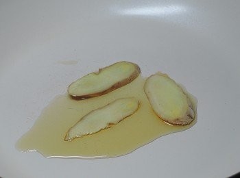 step1: 熱鍋後下麻油，關小火，爆香薑(火太大麻油易苦)