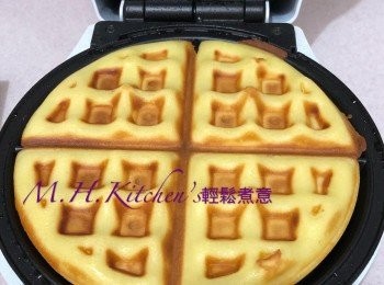 step43: 在燙板上倒入適量餅漿，蓋好待窩夫燙至金黃色盛起