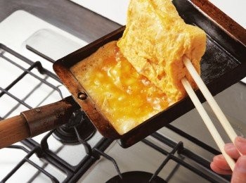 step8: 於空出的部分塗油，使煎蛋滑向前半部，並繼續重複步驟5、6的要點。