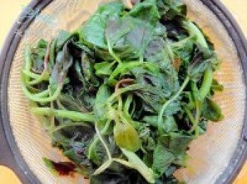 step4: 莧菜撈出稍涼後擠出汁液。
