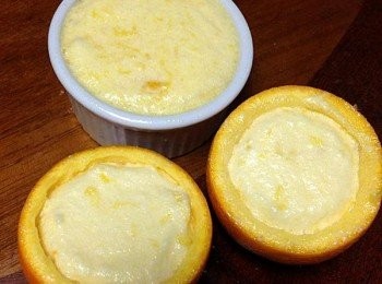 step9: 倒入柳橙盅全滿，份量會多出一點，可以取其他小容器額外烤一個。並以抹刀刮平表面、再以拇指言外圍刮一圈→掌握關鍵三步驟，烤出漂亮的舒芙蕾(1)http://s1008ever.pixnet.net/blog/post/94527827。