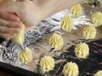 step8: 或者也可以用菊花形的花嘴把麵糊擠在烤盤上。這樣烤出的泡芙表面有花紋