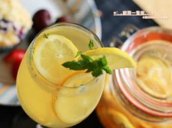 step5: 等了三天的蜂蜜漬檸檬，就是我這日的下午茶飲料囉!

舀一小匙罐中的濃縮檸檬汁放入玻璃杯中，加點水、碎冰、再放些蜜漬檸檬片，酸酸甜甜的，消暑又開胃。剛好冰箱中存了些有機薄荷，撕碎一片灑在杯子裡，又多一層清涼風味~