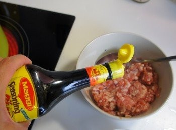 step1: 備料：四季豆洗淨去頭尾和粗絲後切段；絞肉用鮮味露五滴、醬油半匙、香油少許、白胡椒少許先抓醃