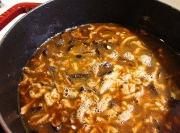 step7: 晃一下鍋子讓配料和白糯米平鋪在鍋子裡