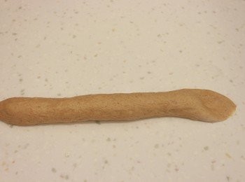 step5: 放橫之後，雙手搓成長條。左手邊搓成尖狀，右手邊壓成扁狀。